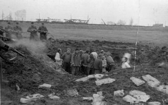 Magyar katonák civileket lőnek bele egy tömegsírba (Forrás: Magyar Nemzeti Múzeum/75.25)
